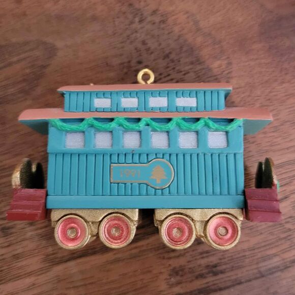 1991 Hallmark #3 of 4 Passenger Car Claus & Co. Railroad - Picture 4 of 6